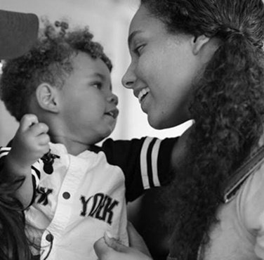 Alicia Keys marks International Women Day with lovely photo