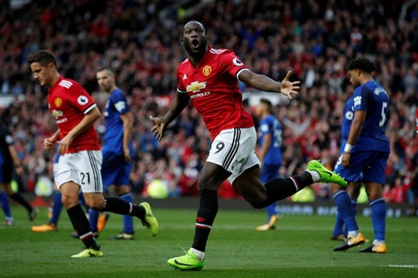 United Thrash Everton With Late Goals